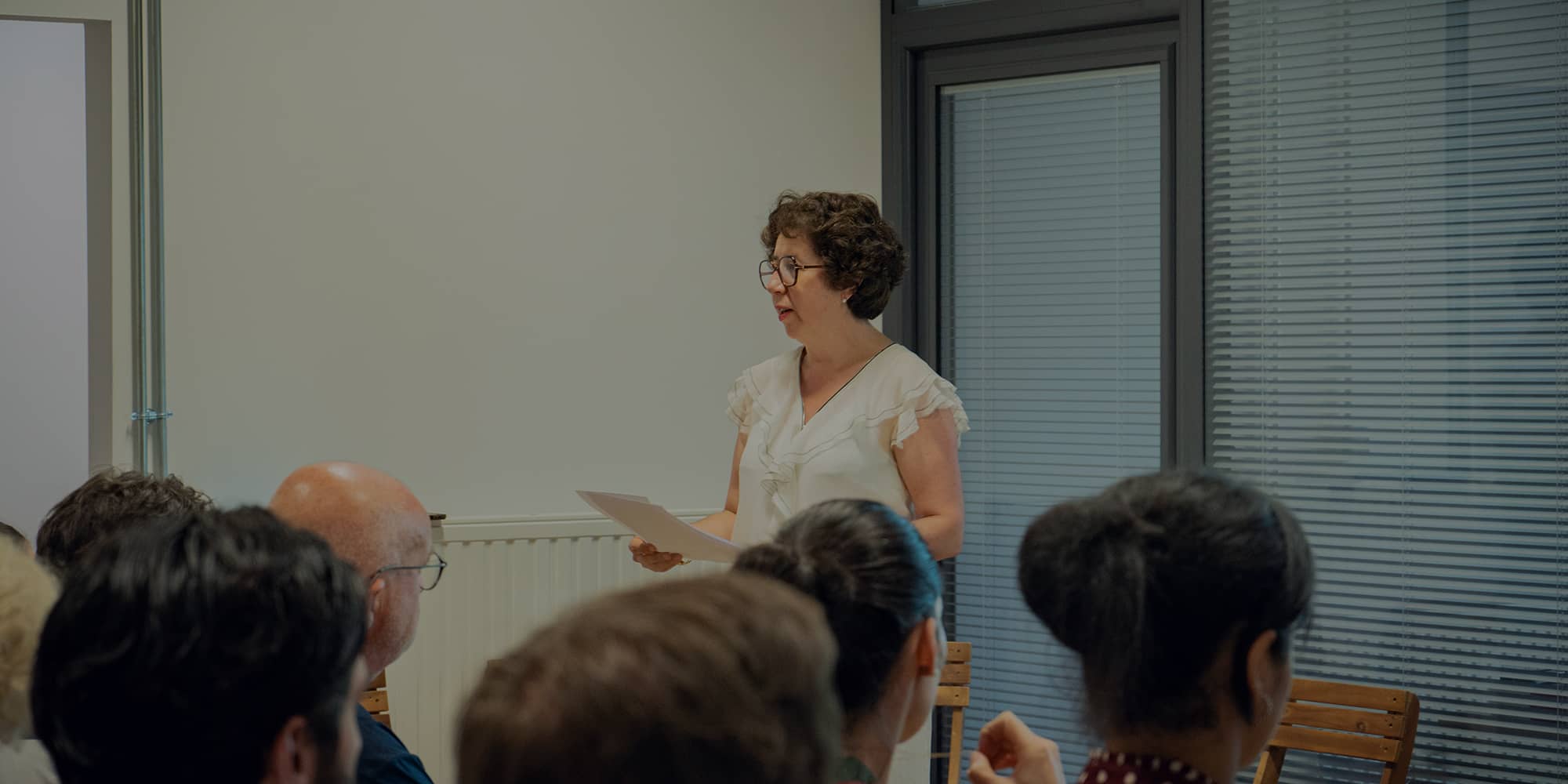 Illustration relations clients - paiement sans contact avec un TPE