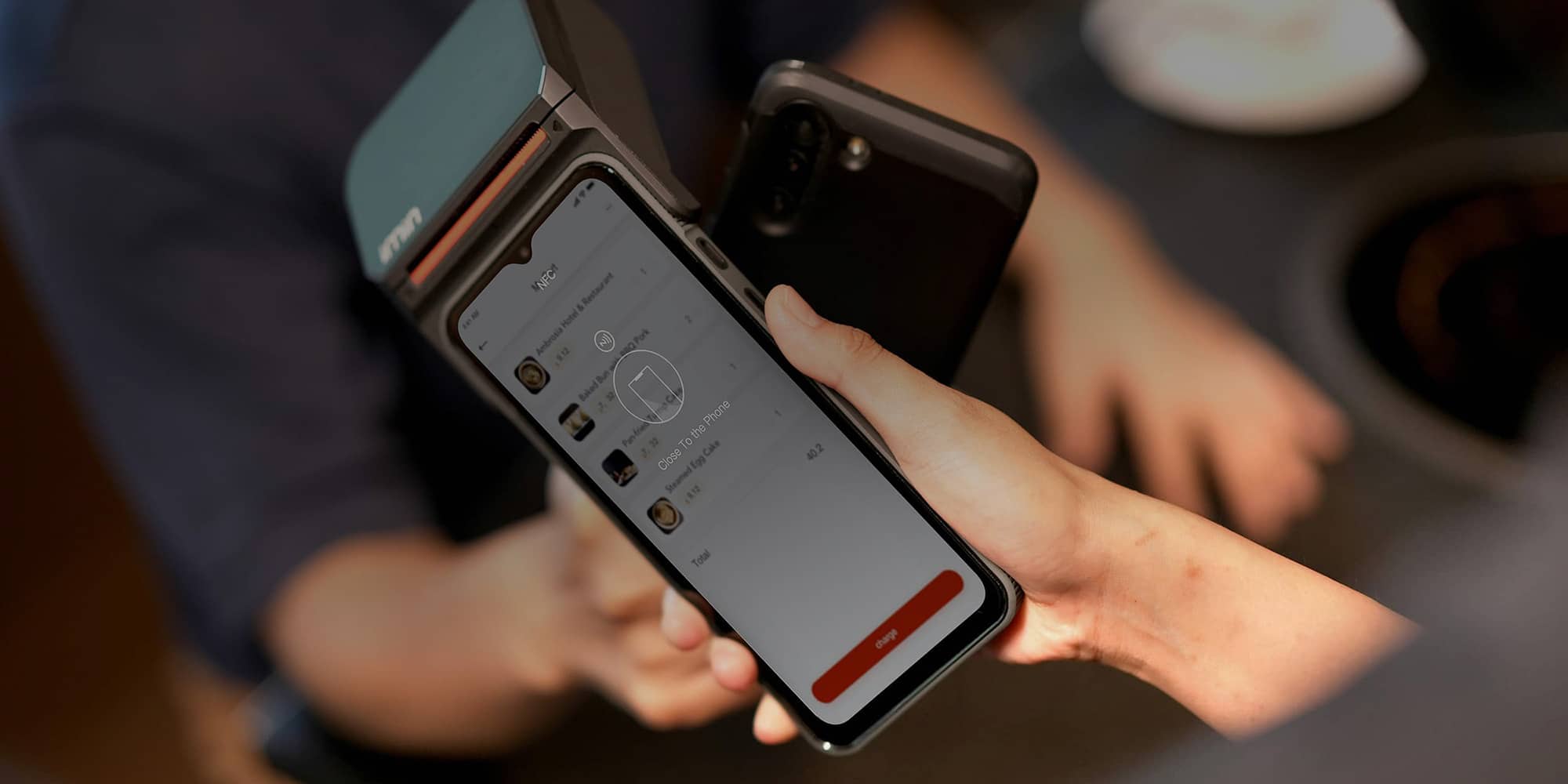 Paiement sans contact par smartphone illustrant la sécurisation des relations clients et des transactions commerciales