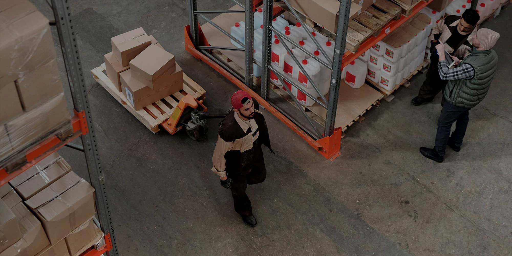 Entrepôt logistique avec des palettes et des cartons, illustrant la gestion et la sécurisation des relations fournisseurs