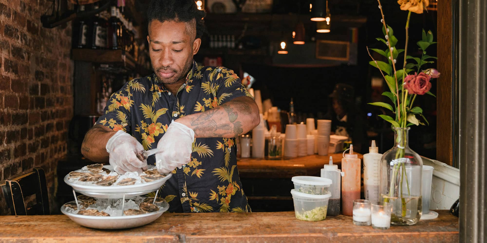 Illustration relations clients - paiement sans contact avec un TPE