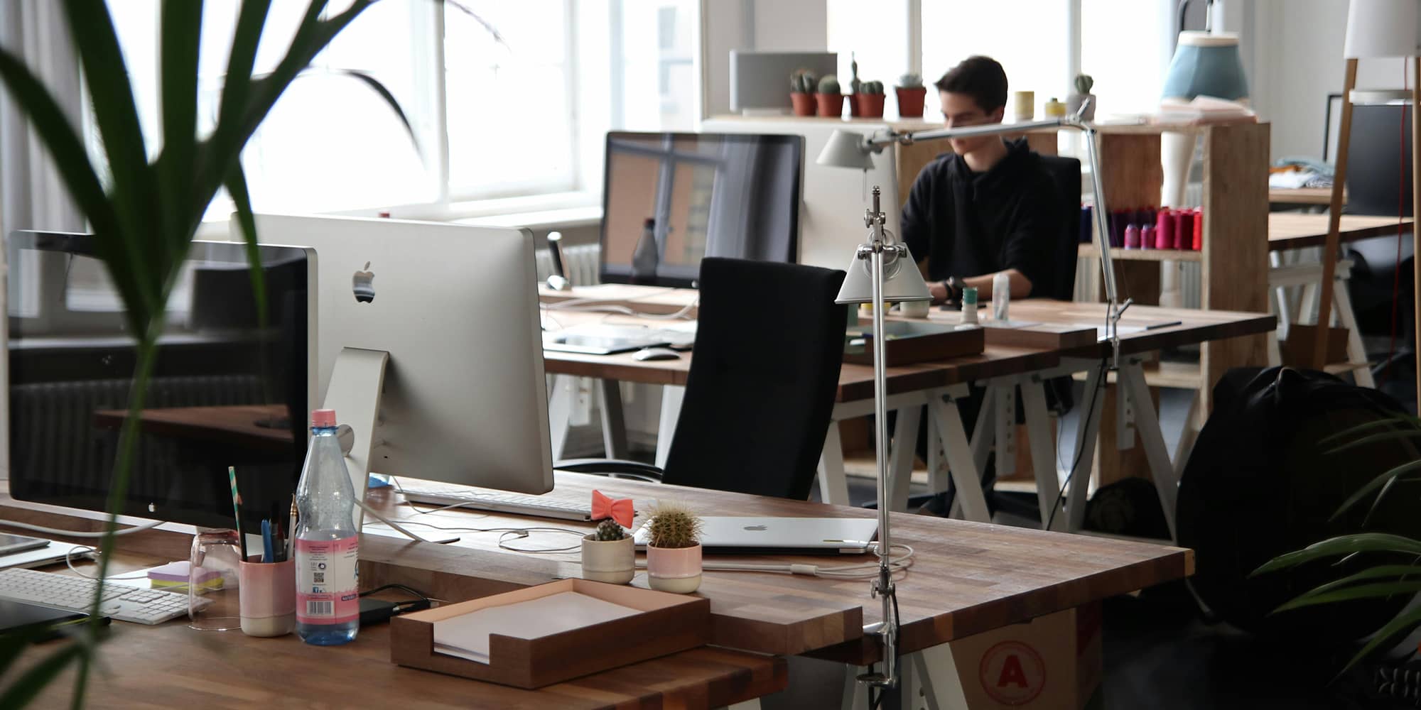 Espace de travail partagé, symbolisant l’occupation de locaux par une profession libérale dans le cadre d’un bail professionnel