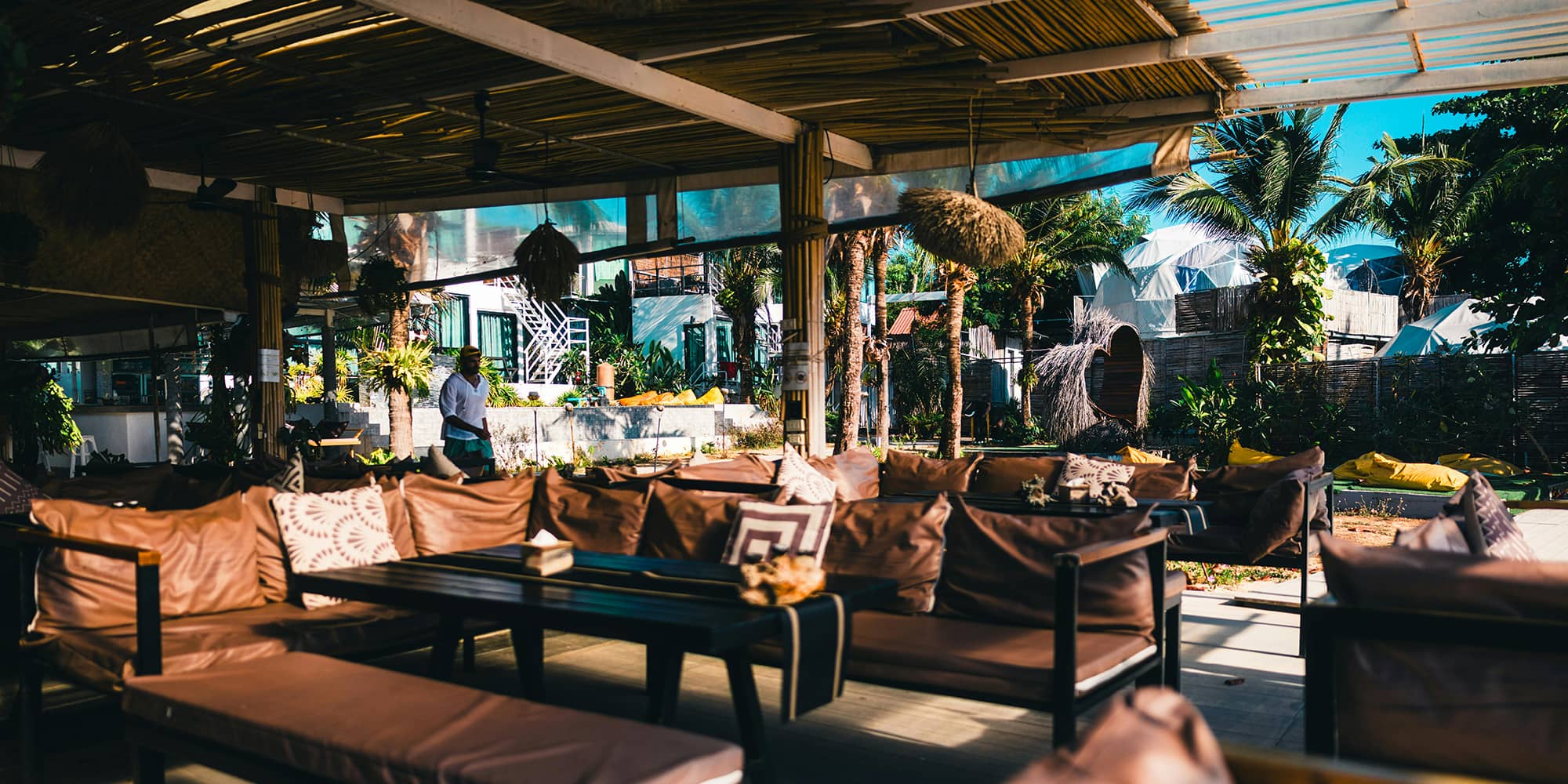 Espace de restauration touristique ouvert en saison, illustrant l’exploitation temporaire d’un local dans le cadre d’un bail saisonnier