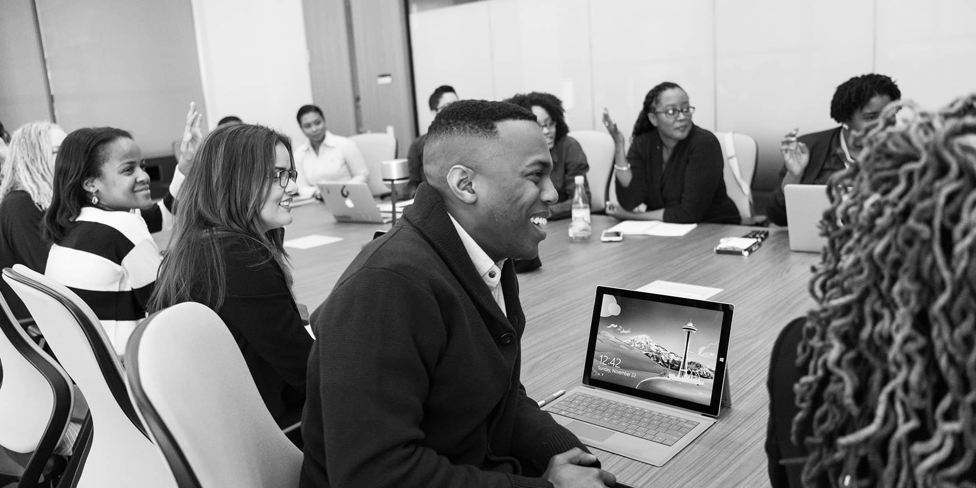 Réunion d’équipe en salle de conseil illustrant un changement de forme juridique d’entreprise