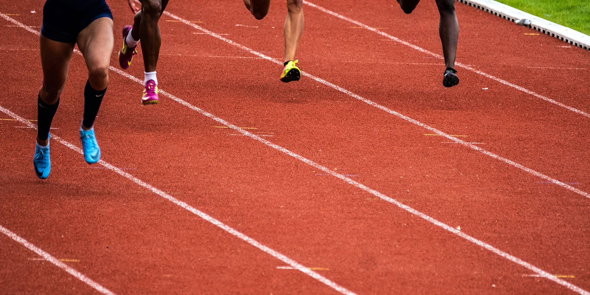 Coureurs sur une piste d’athlétisme illustrant la concurrence entre entreprises en droit commercial