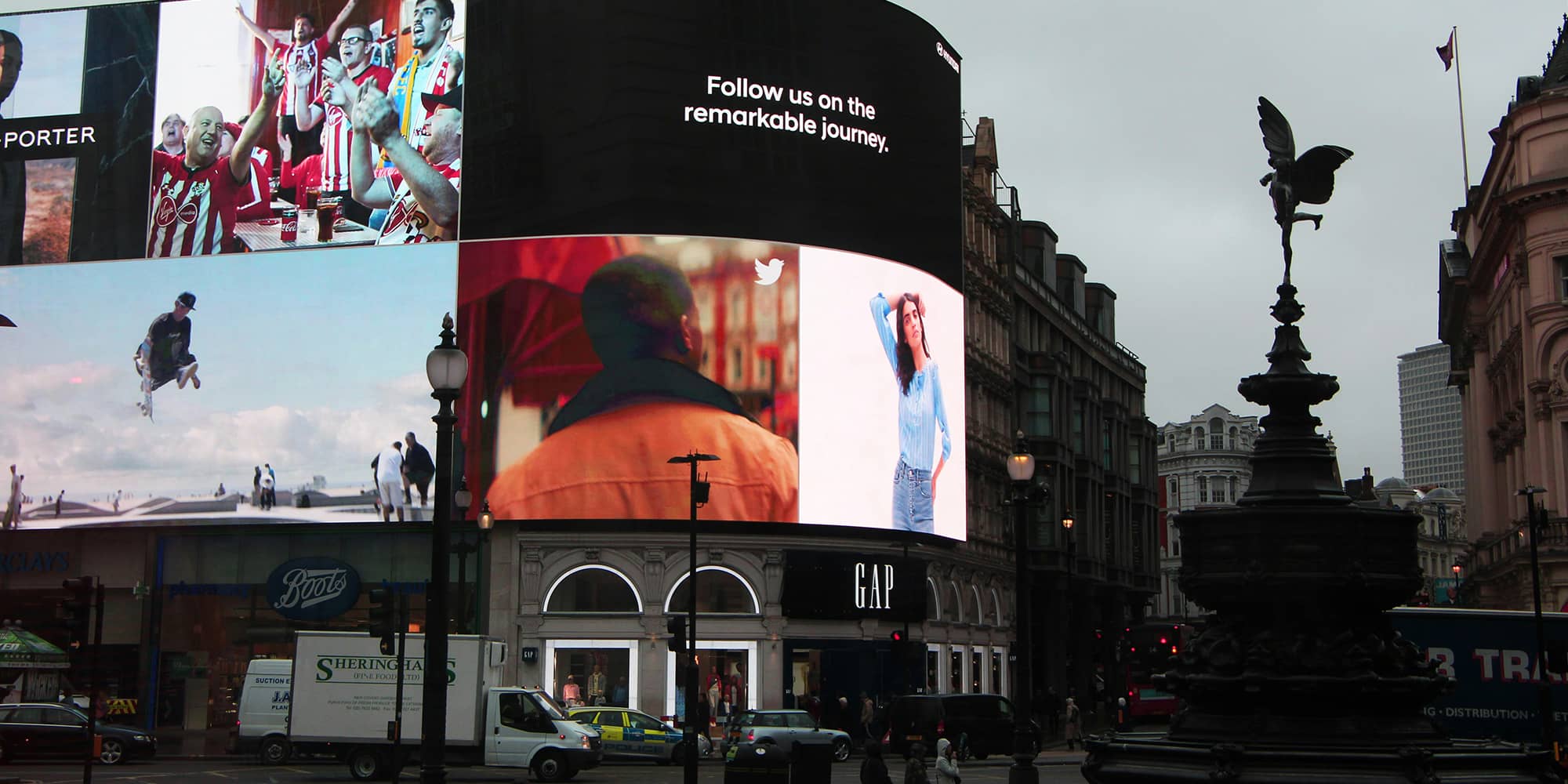 Affichage publicitaire urbain illustrant une campagne de communication