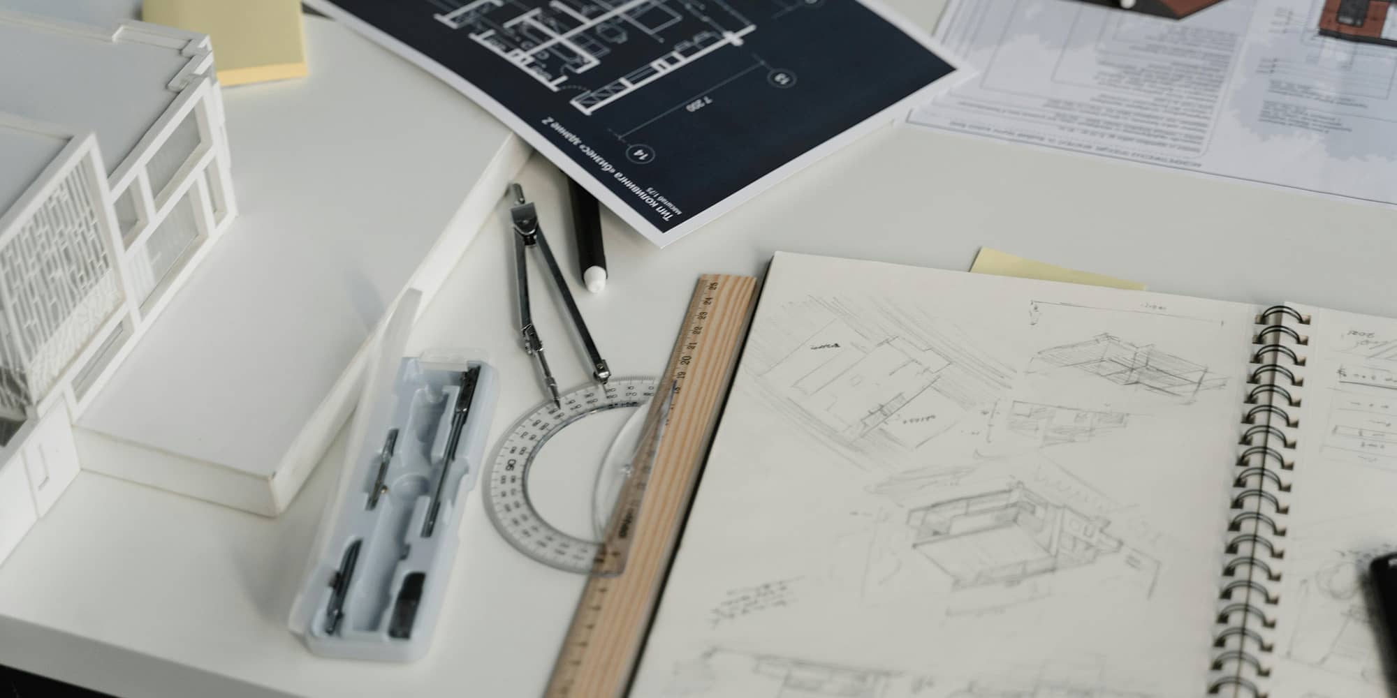 Croquis techniques et instruments de dessin illustrant la conception d’une invention et la préparation d’un dépôt de brevet