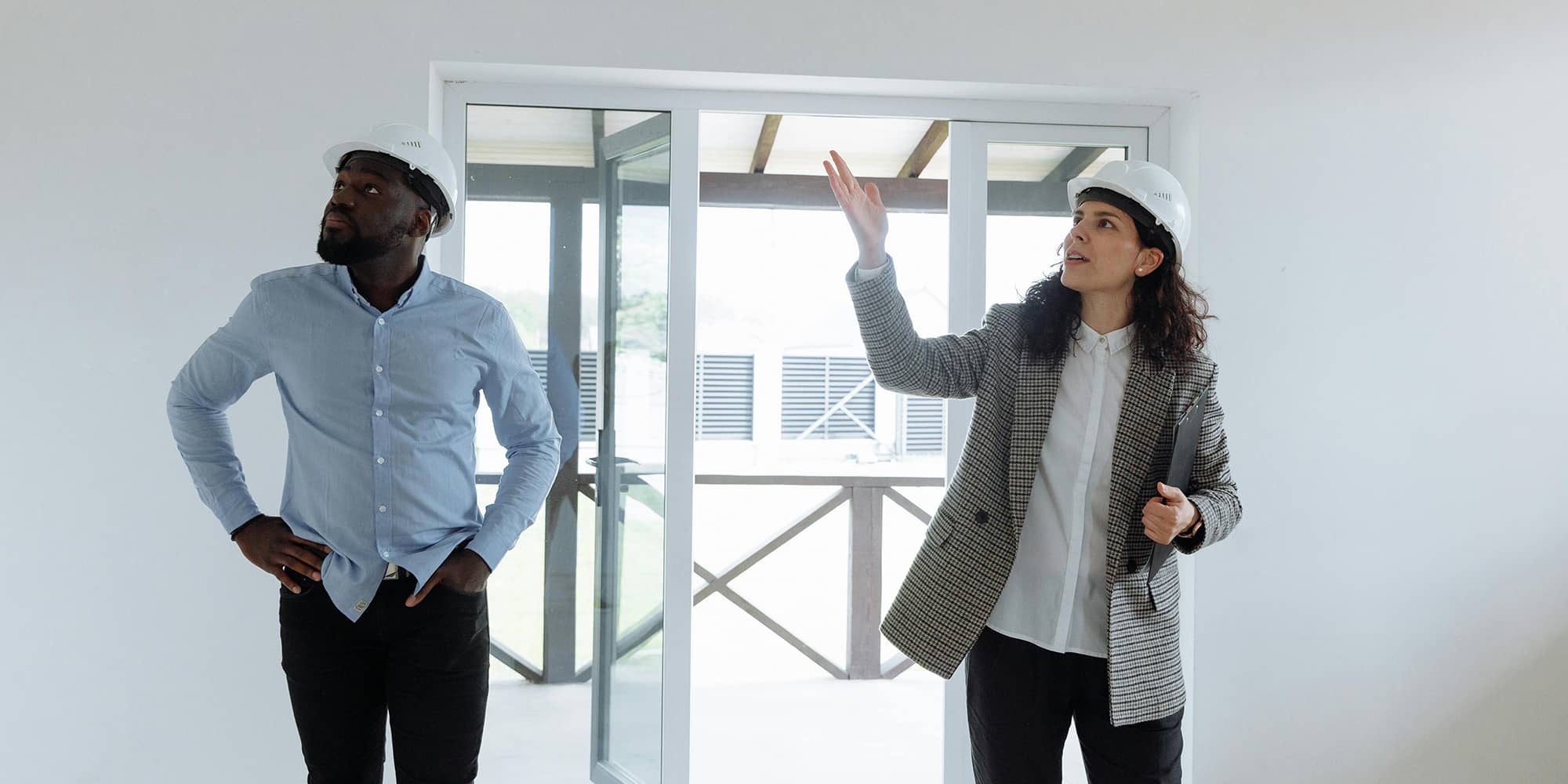 État des lieux de sortie en bail commercial : visite contradictoire d’un local professionnel par un bailleur et un locataire casqués, inspection des locaux avant restitution