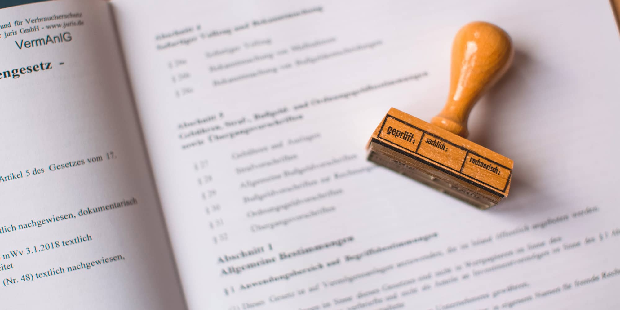 Document juridique posé sur une table avec un tampon en bois, illustrant la garantie légale des vices cachés en droit de la consommation