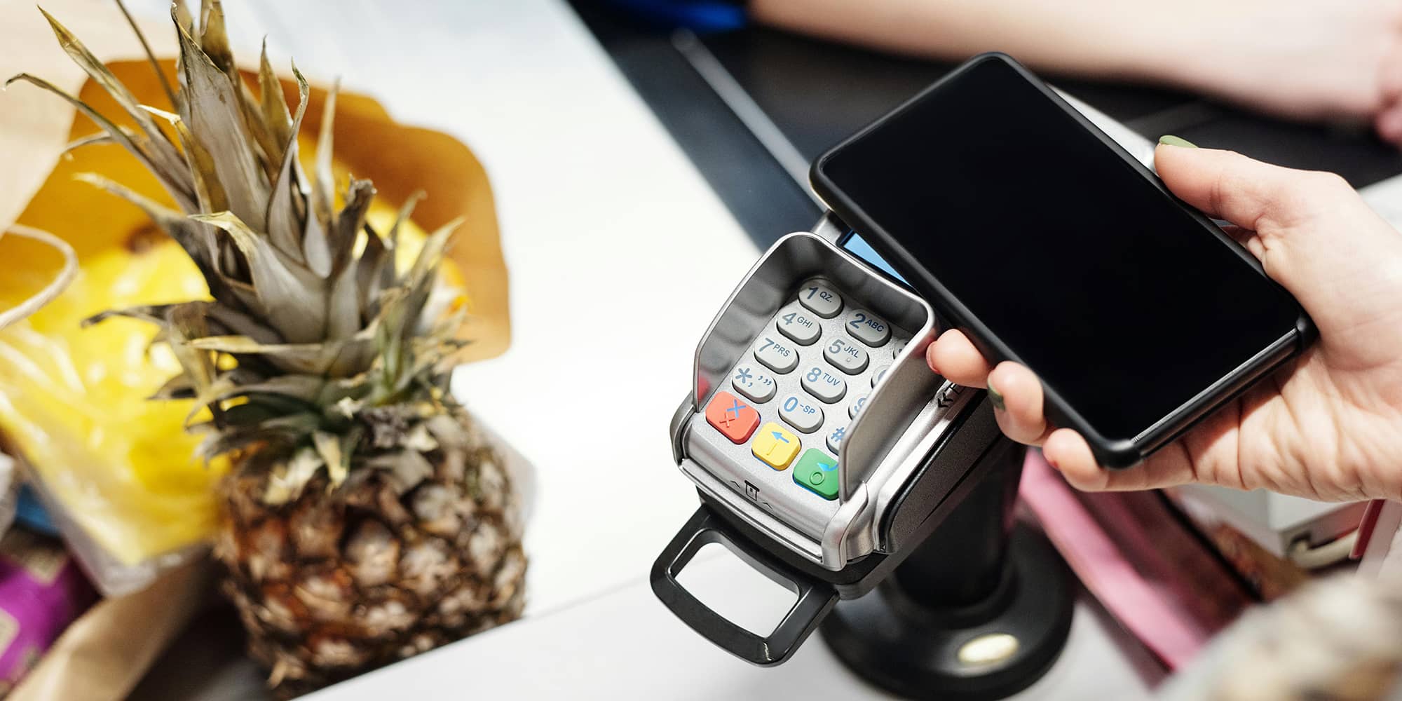 Terminal de paiement électronique utilisé lors d’un règlement par carte bancaire, symbolisant la sécurisation des transactions et les garanties en matière de relations commerciales