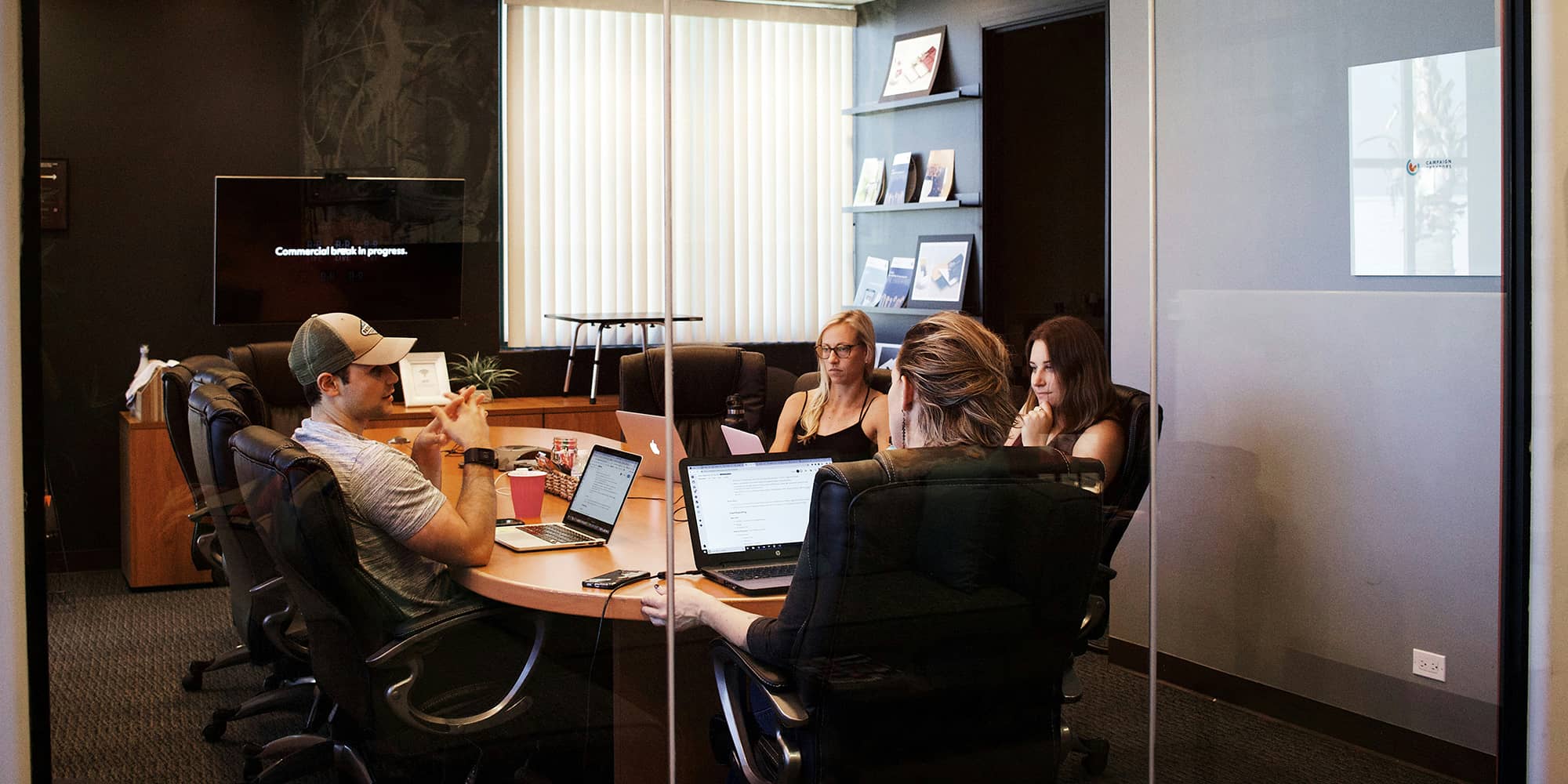 Réunion de travail entre associés autour d’une table, illustrant une situation de non-respect d’un pacte d’associés