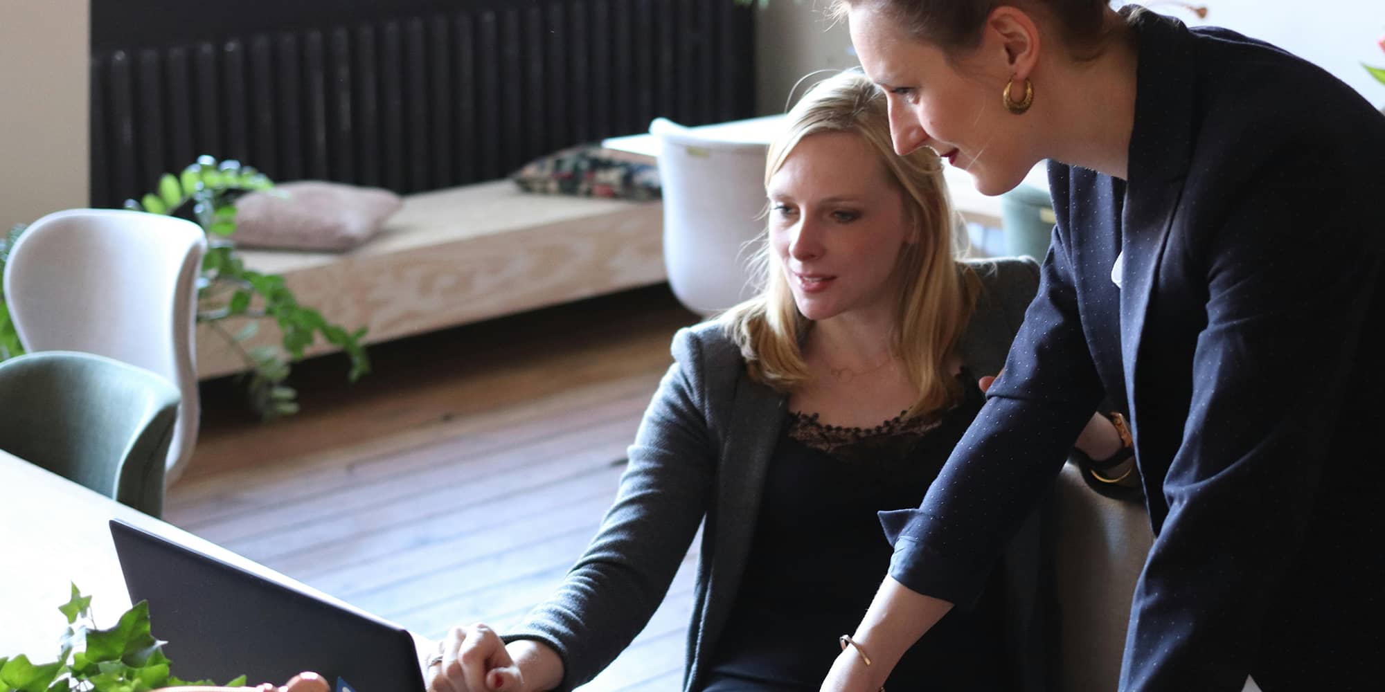 Associés travaillant ensemble sur un ordinateur pour structurer un pacte d’associés et organiser la gouvernance de la société