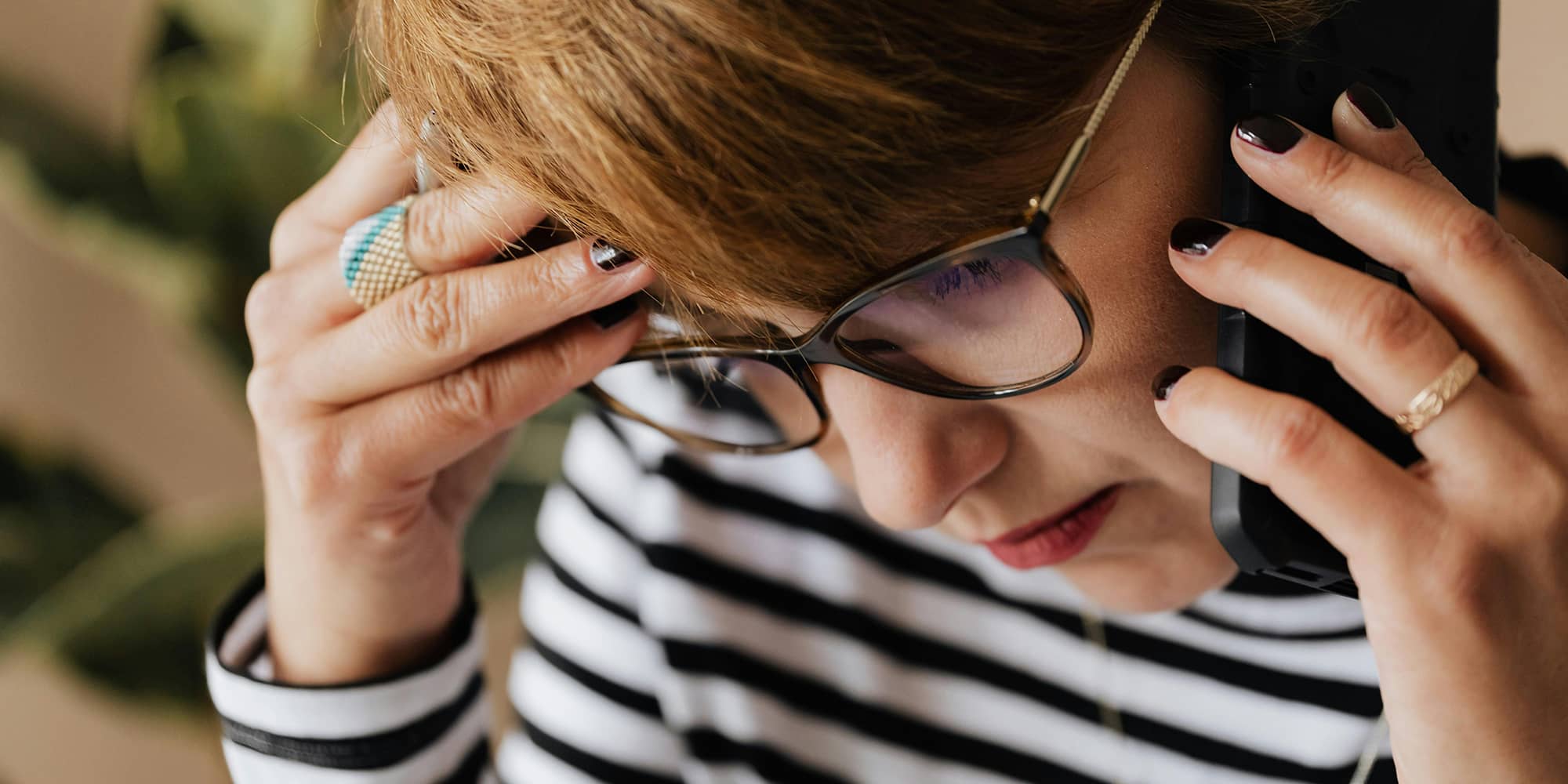 Dirigeant en situation de prise de décision, symbolisant l’exercice des pouvoirs du dirigeant et la gouvernance d’entreprise