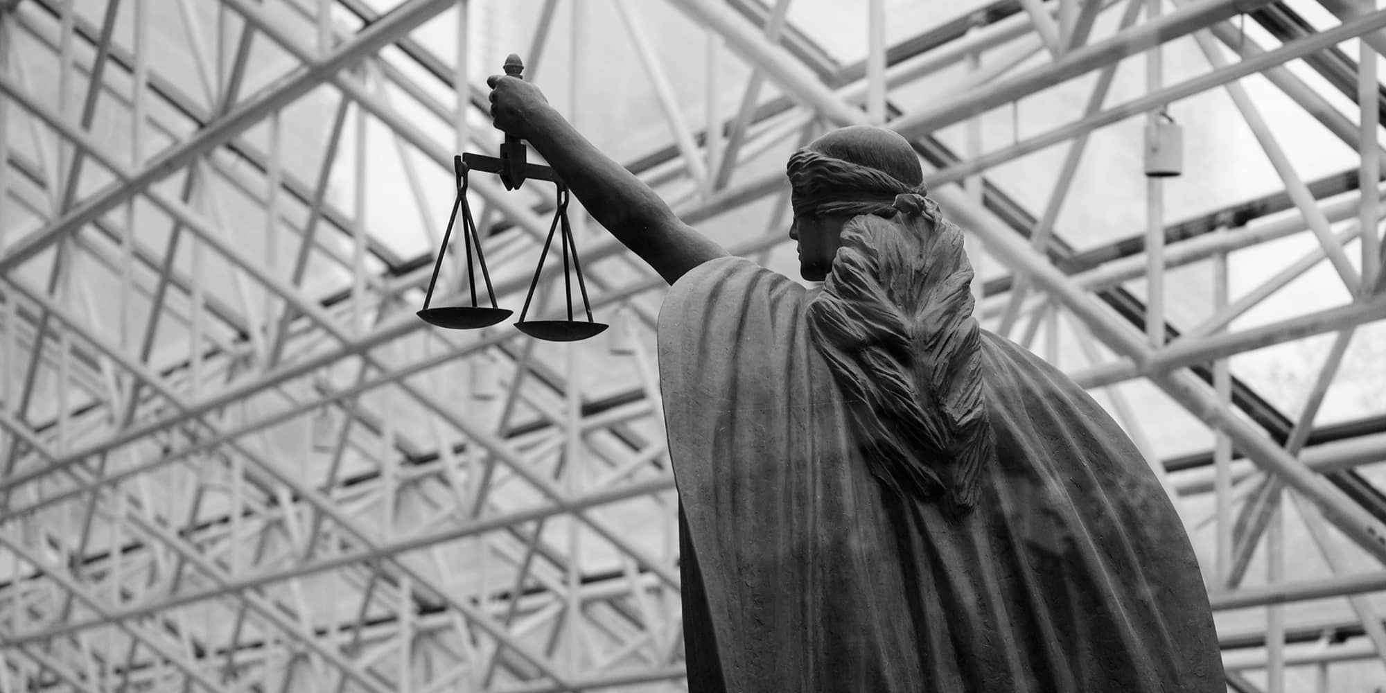 Statue de la Justice tenant une balance, illustration d’une procédure de liquidation judiciaire