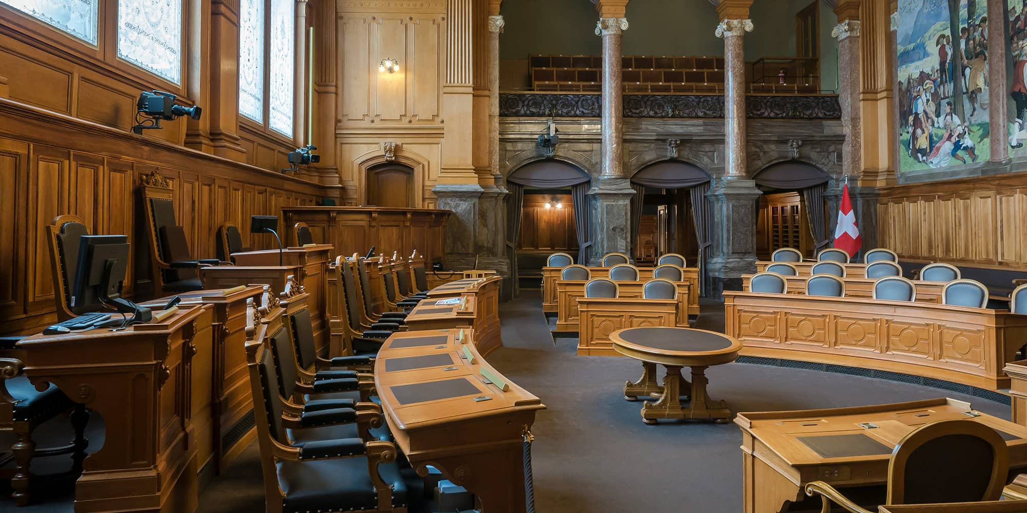 Salle de tribunal illustrant une procédure de sauvegarde judiciaire d’entreprise