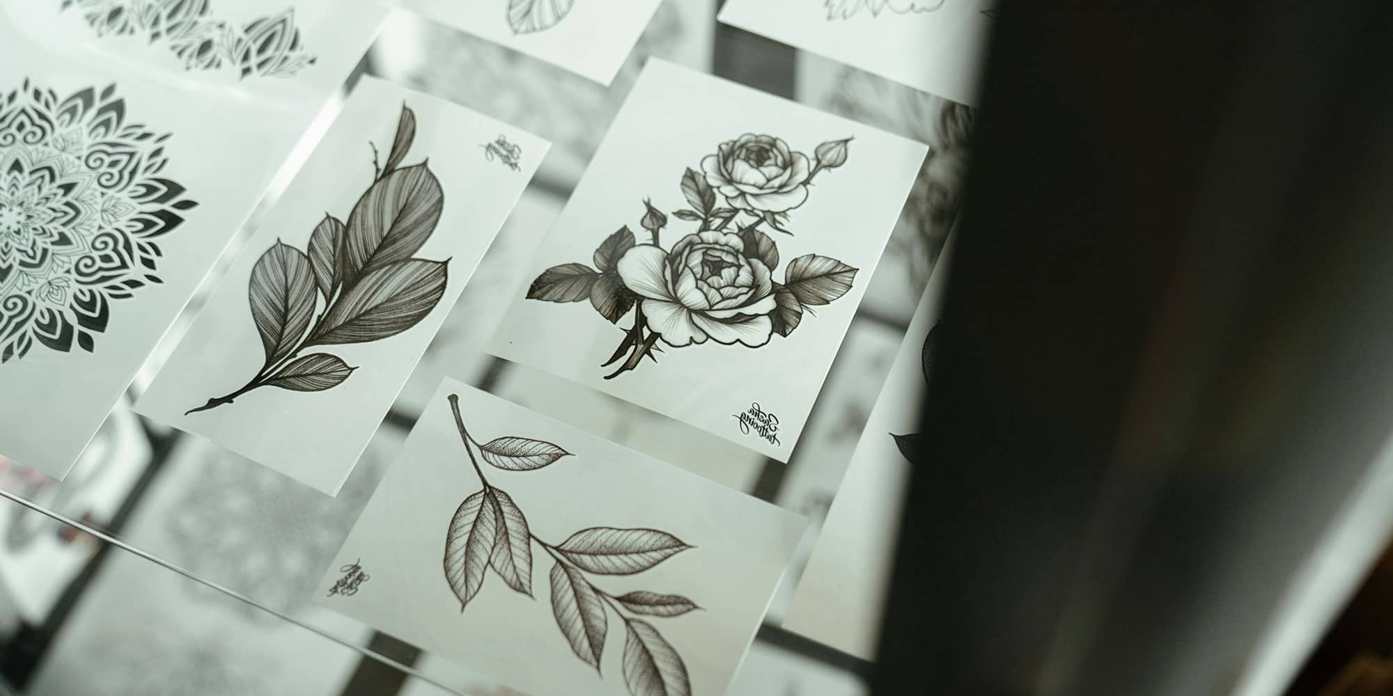 Dessins floraux disposés sur une table, représentant des créations graphiques protégées au titre des dessins et modèles