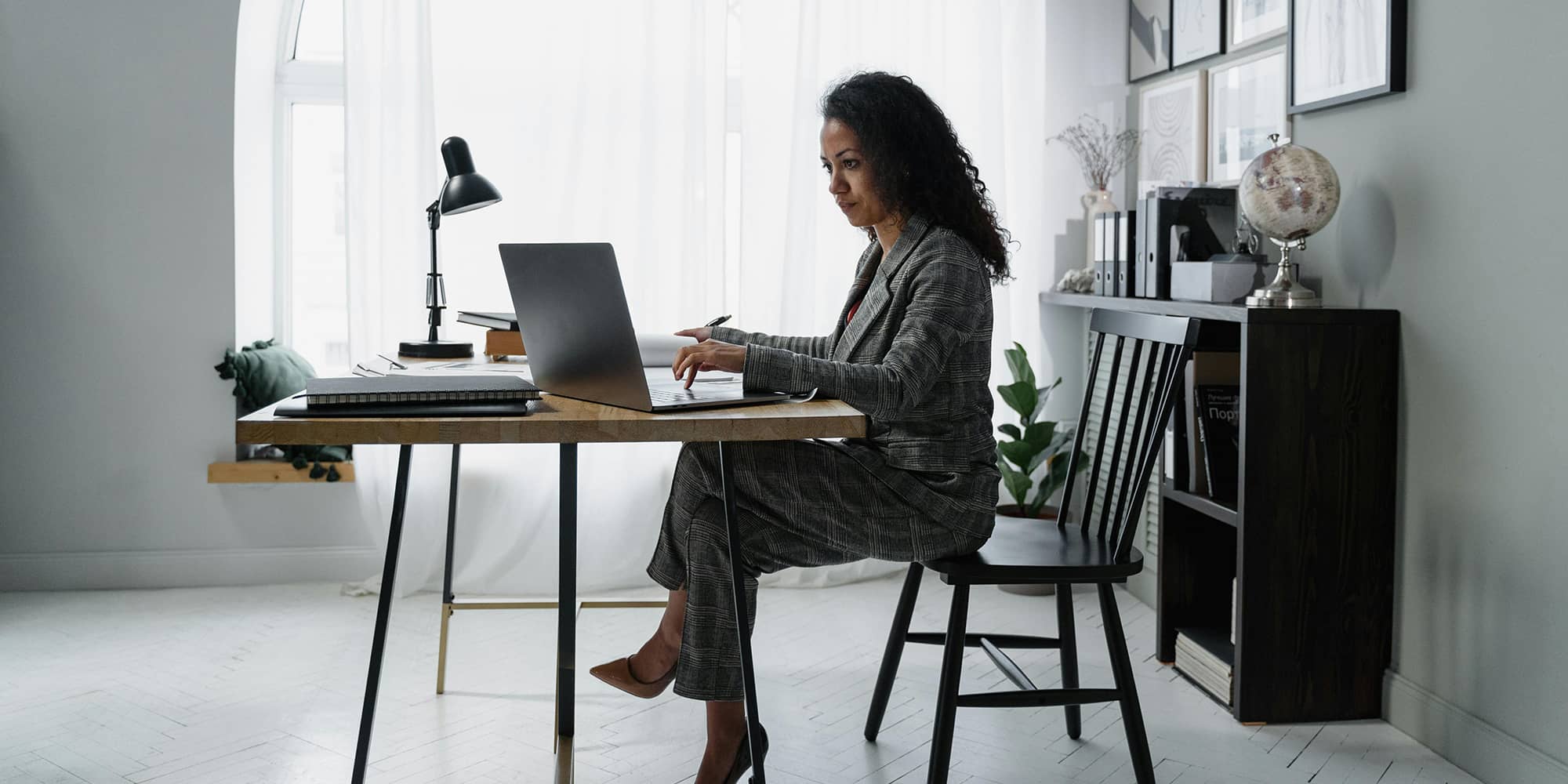 Dirigeant travaillant à son bureau, symbolisant la fixation, l’encadrement et l’optimisation de la rémunération du dirigeant