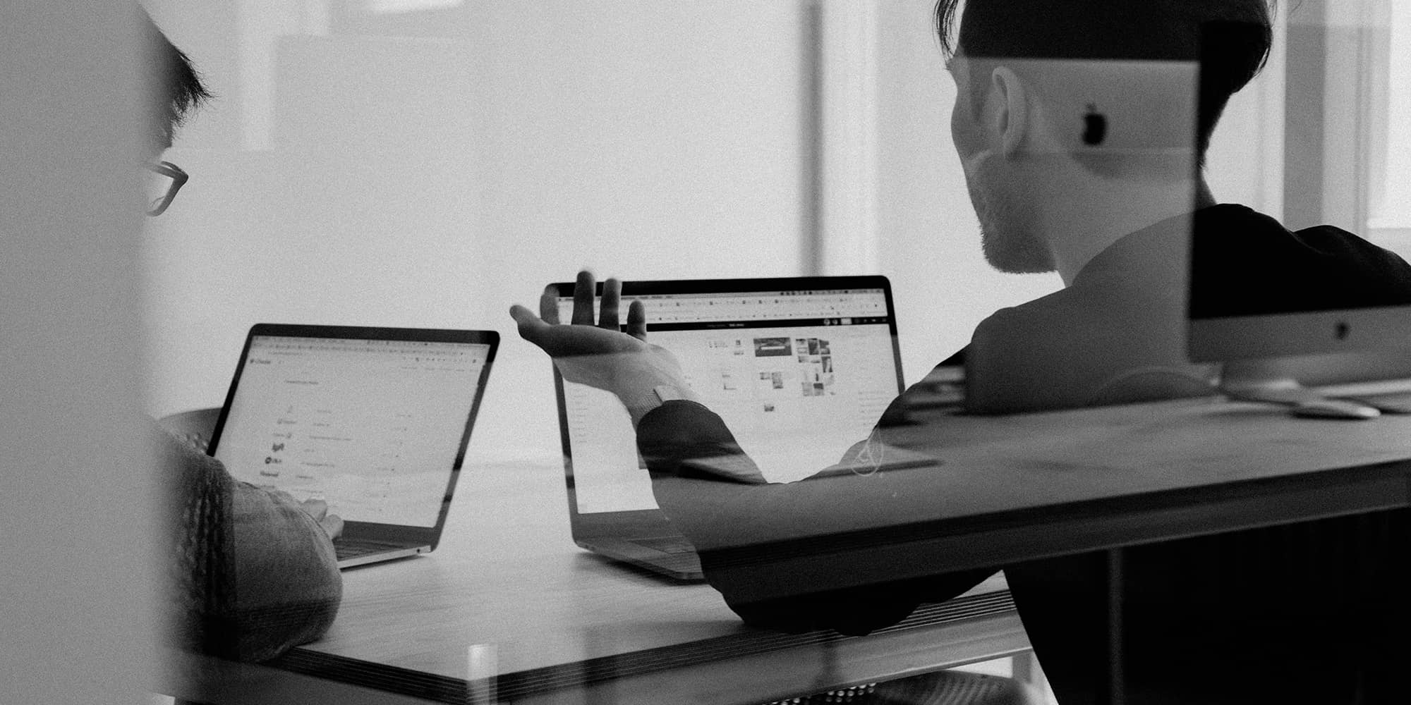 Dirigeant analysant des documents juridiques, illustration de la responsabilité en procédure collective