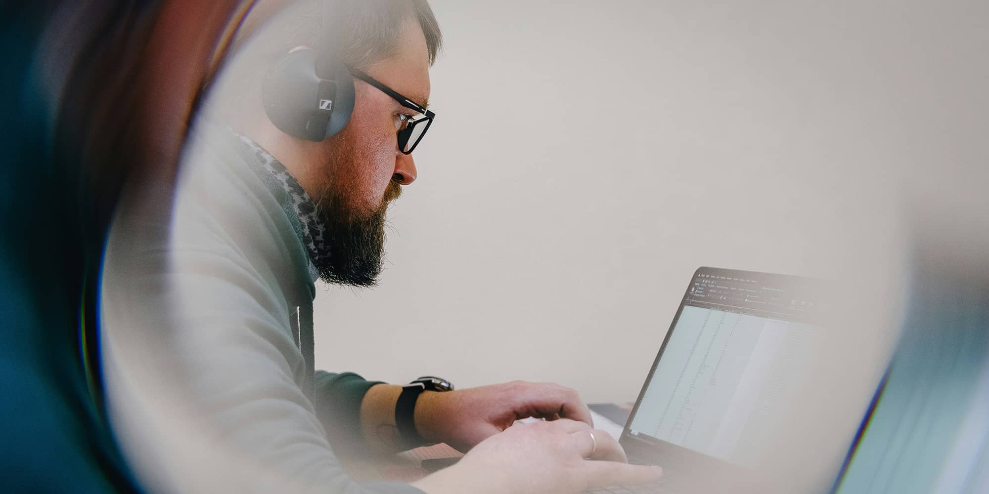 Dirigeant travaillant sur un ordinateur portable, analysant des données, illustration de la responsabilité personnelle du dirigeant d’une société in bonis