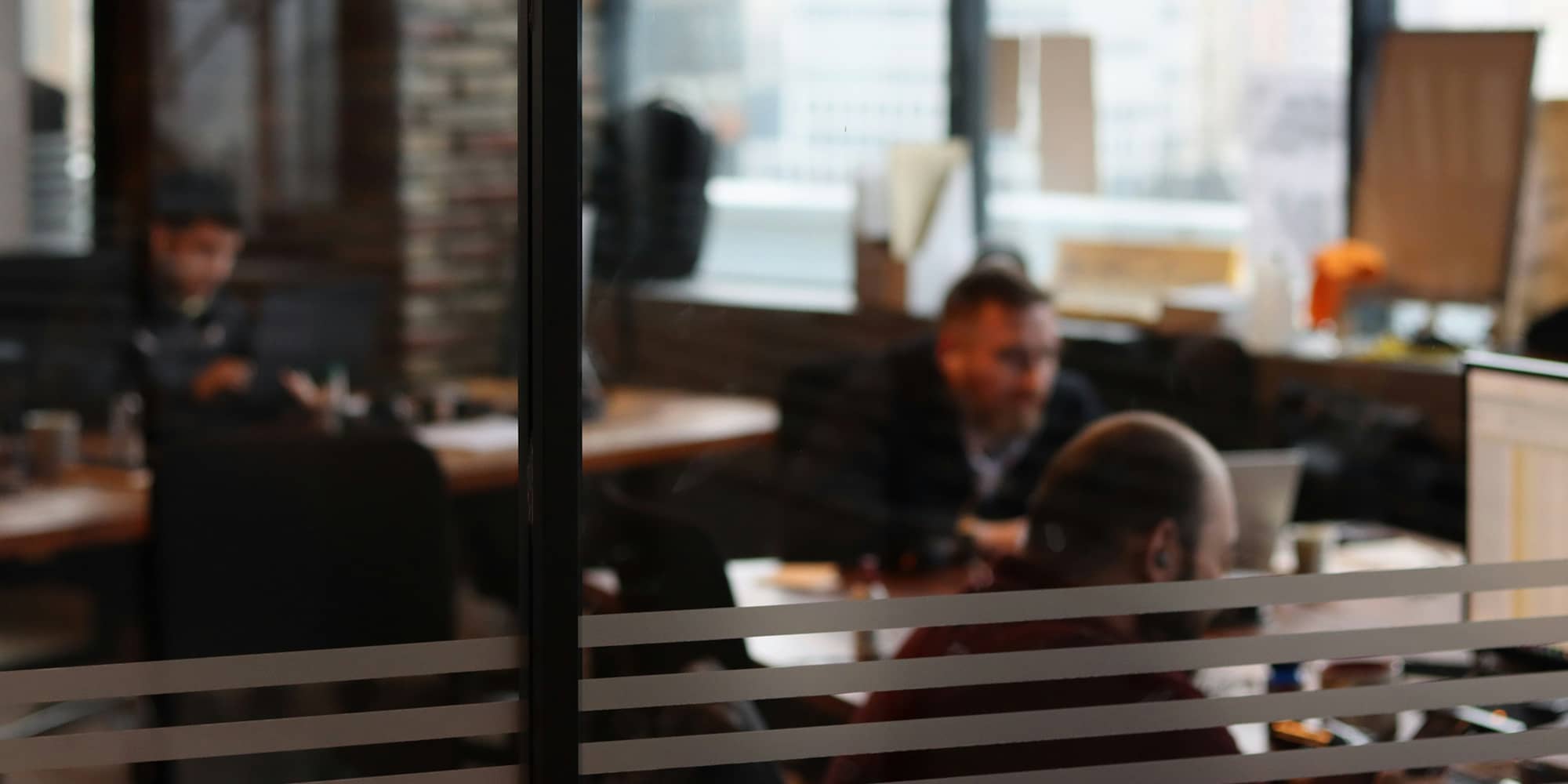 Réunion professionnelle entre associés en entreprise, illustrant la révocation d’un dirigeant de société