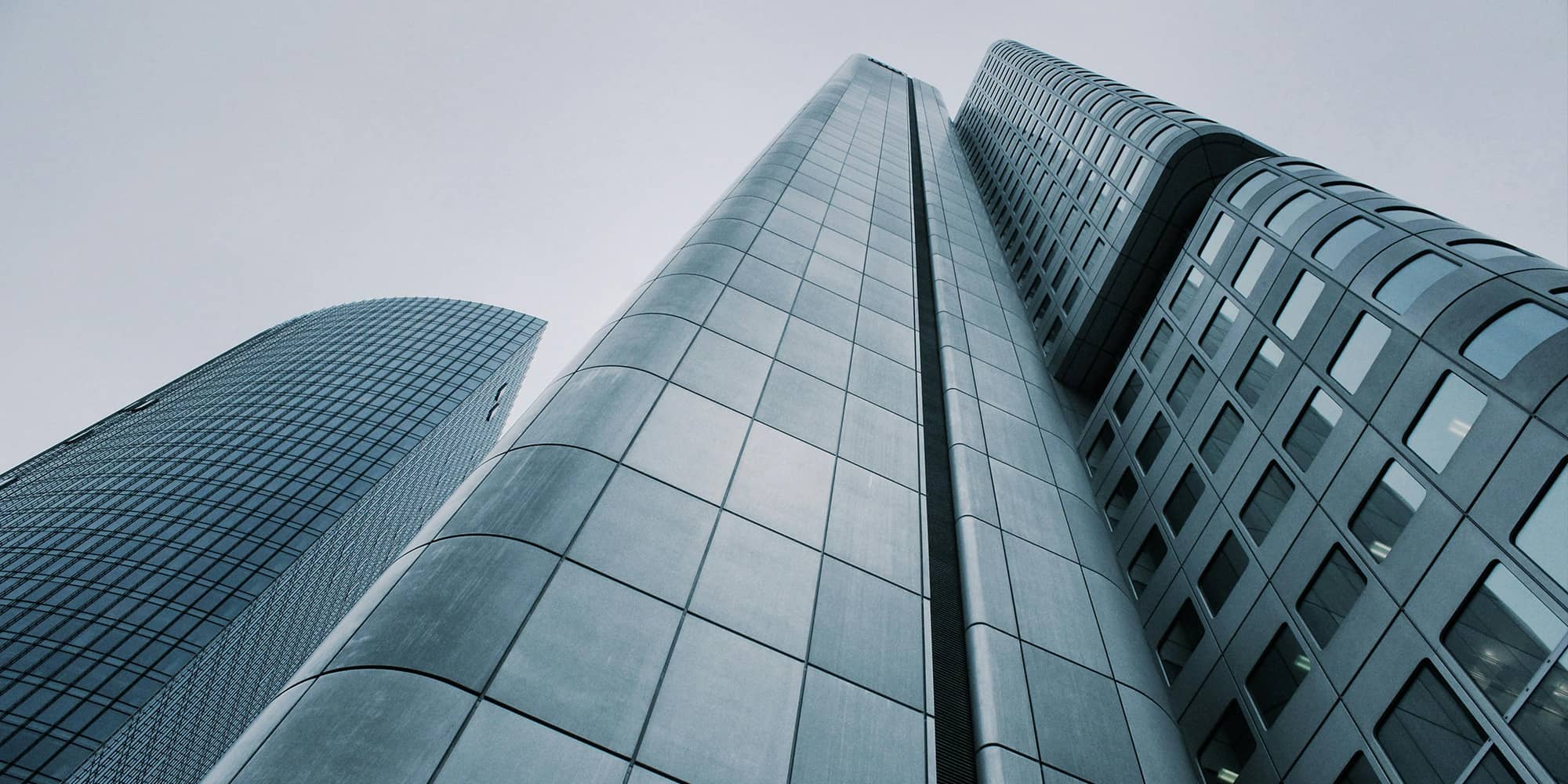 Immeubles de bureaux modernes symbolisant les sociétés de capitaux et la structuration juridique des entreprises