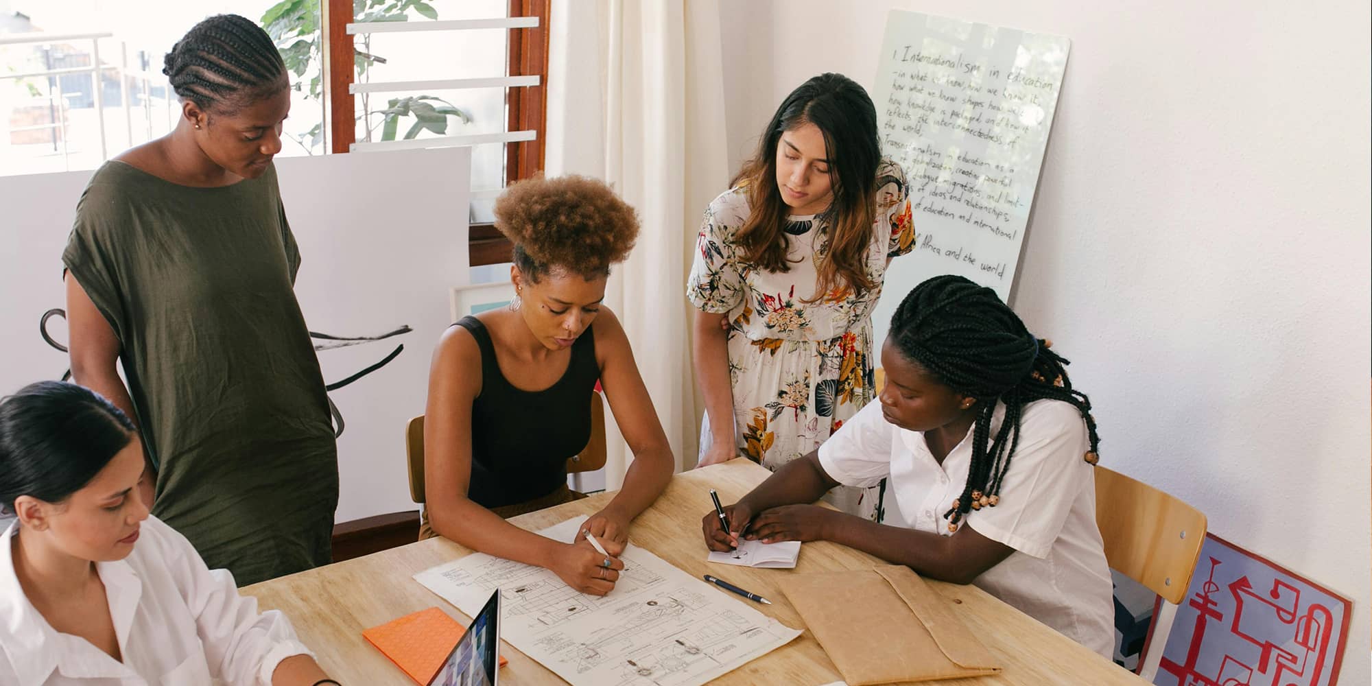 Associés travaillant ensemble autour d’une table, illustrant la confiance, la coopération et l’intuitus personae propres aux sociétés de personnes