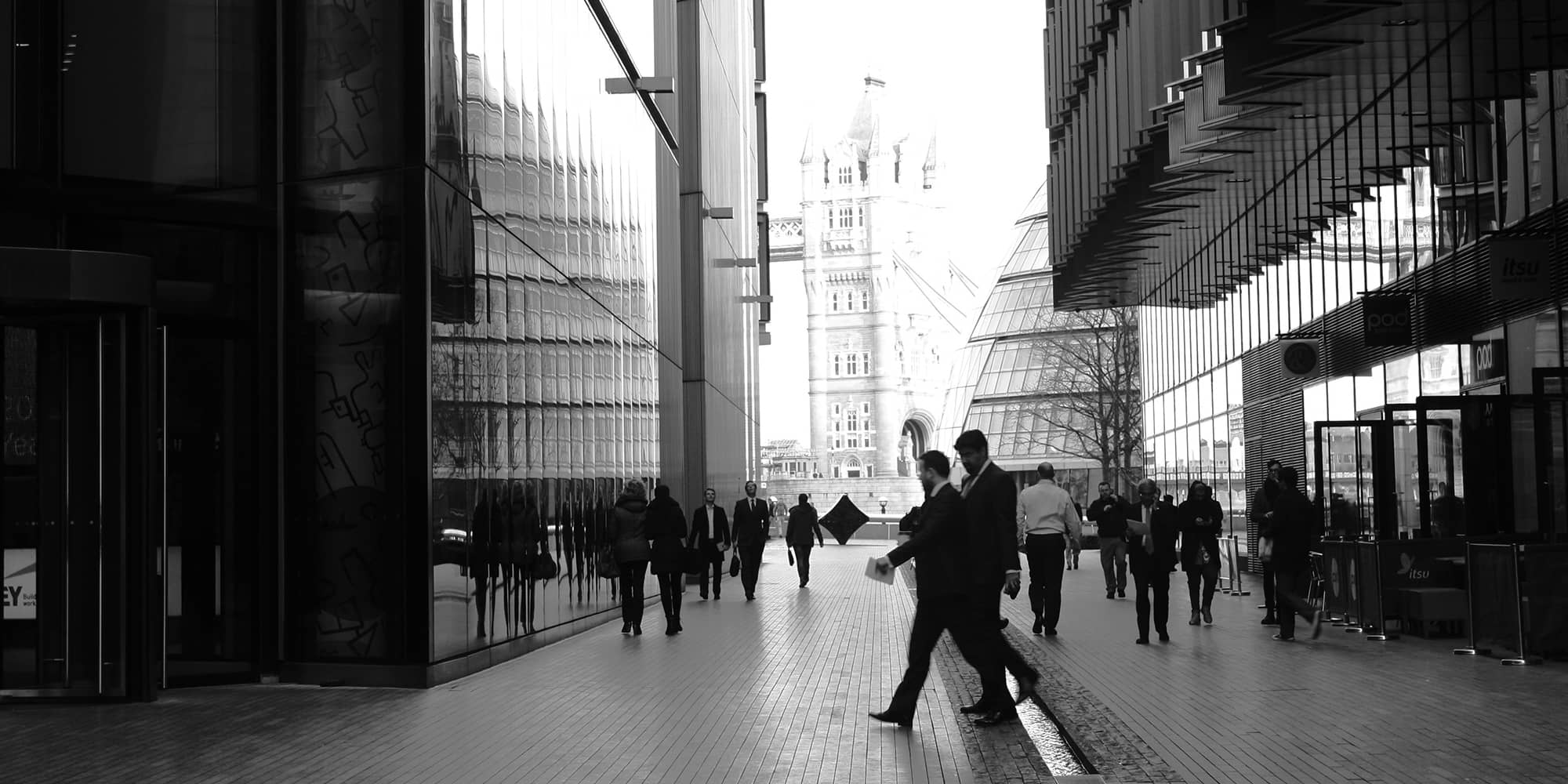 Créanciers d’entreprise en procédure collective, professionnels circulant dans un quartier d’affaires